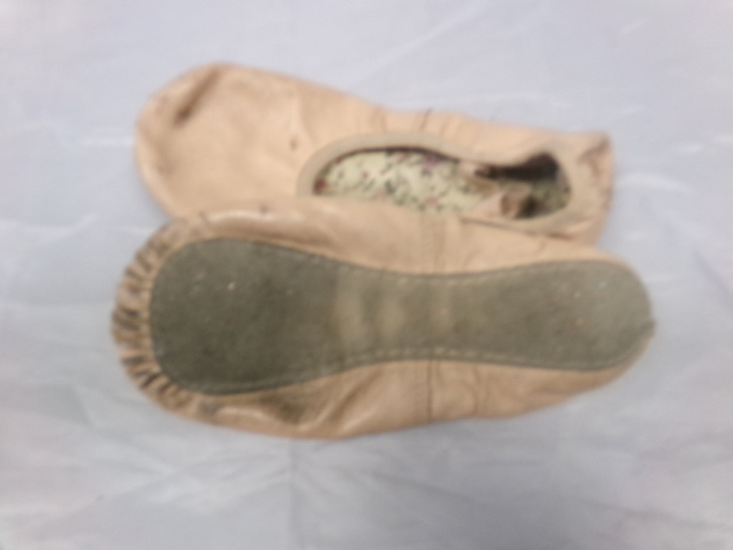 Pre-Owned Ballet Shoes DanzNMotion Child 2M Leather Single Strap Full Sole