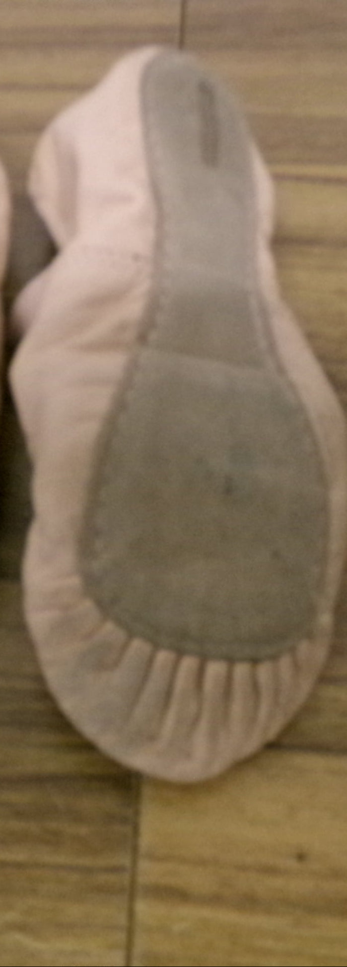 Pre-Owned Ballet Shoes DanzNMotion Child 1M Leather Single Strap Full Sole