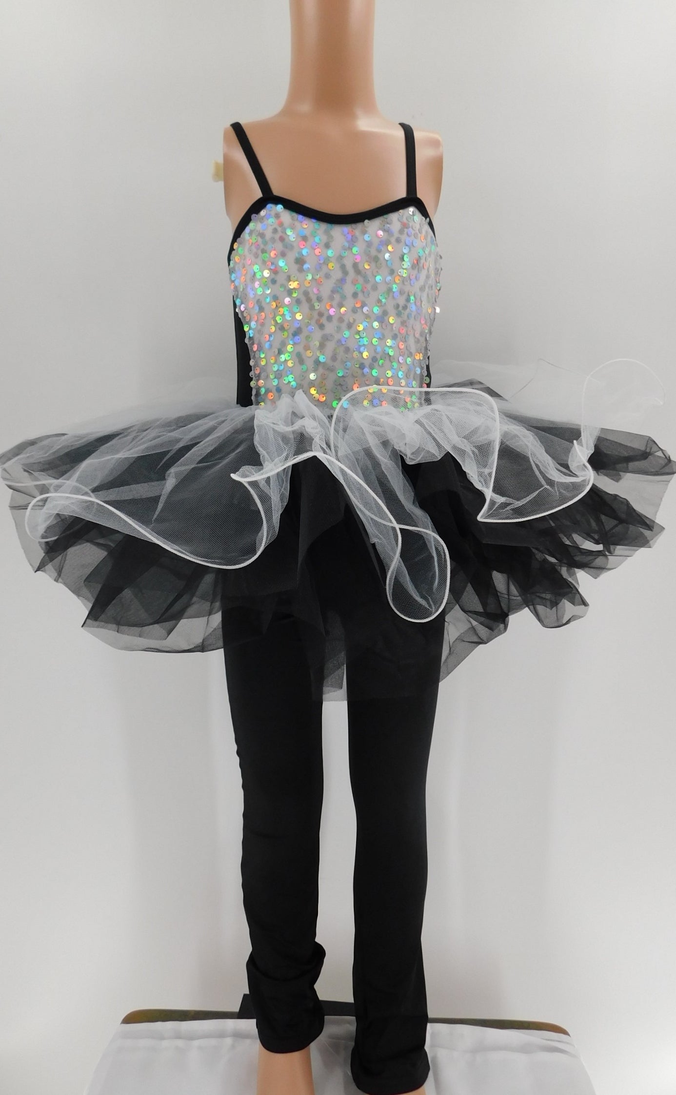 Pre-Owned Costume Curtain Call E2113 Medium Child Black White Sequin 2in1