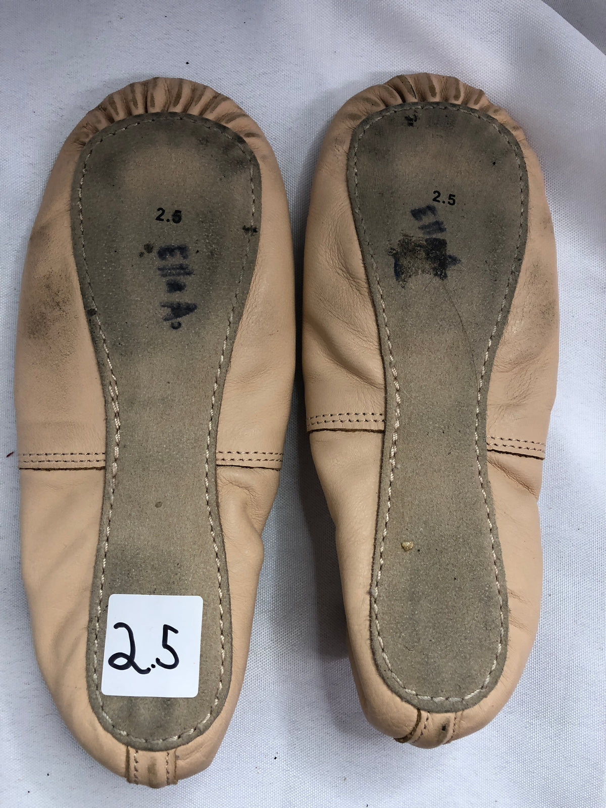 Pre-Owned Ballet Shoes DanzNMotion Child 2.5M Leather Single Strap Full Sole