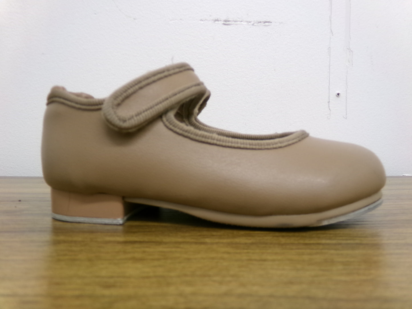 Pre-Owned Tap Shoes Danshuz 534 Girl's 7.5M Tan Mary Jane Easy Strap