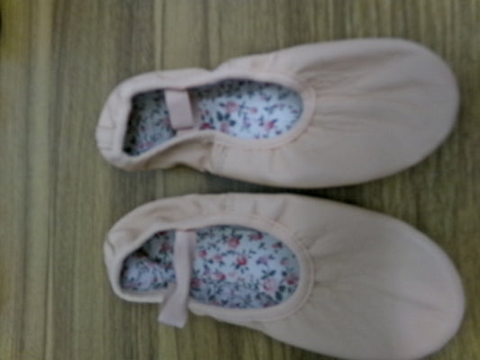 Pre-Owned Ballet Shoes DanzNMotion Child 1M Youth Leather Single Strap Full Sole