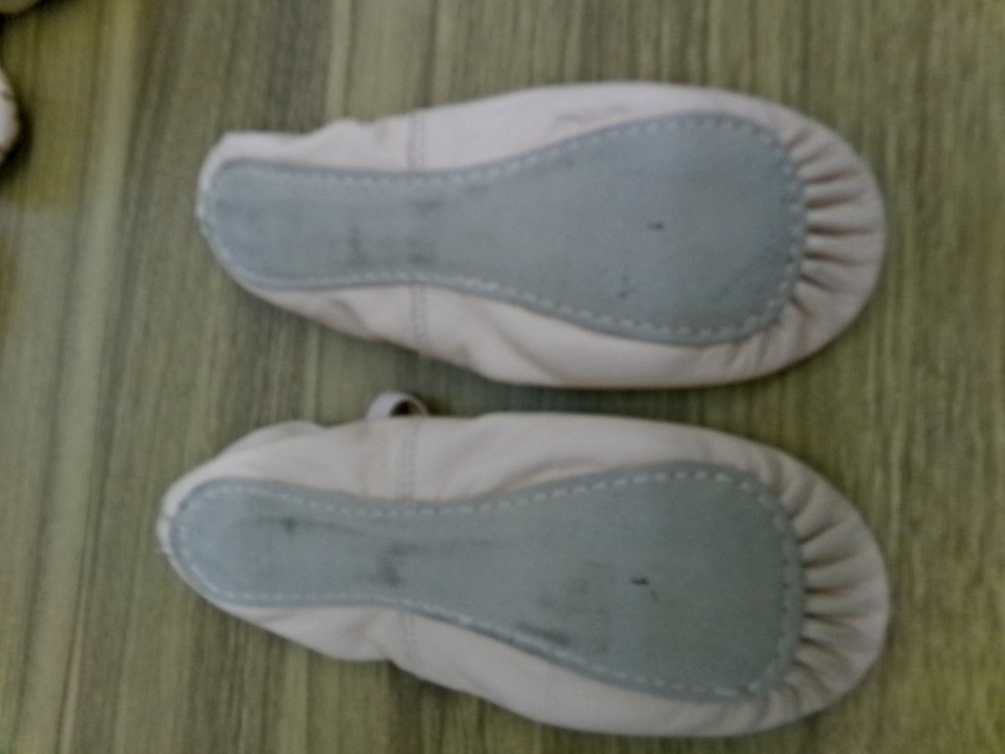 Pre-Owned Ballet Shoes DanzNMotion Child 1M Youth Leather Single Strap Full Sole