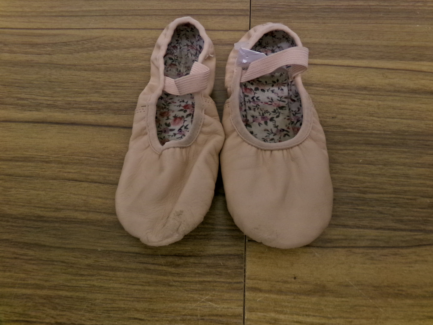 Pre-Owned Ballet Shoes DanzNMotion Child 1M Leather Single Strap Full Sole