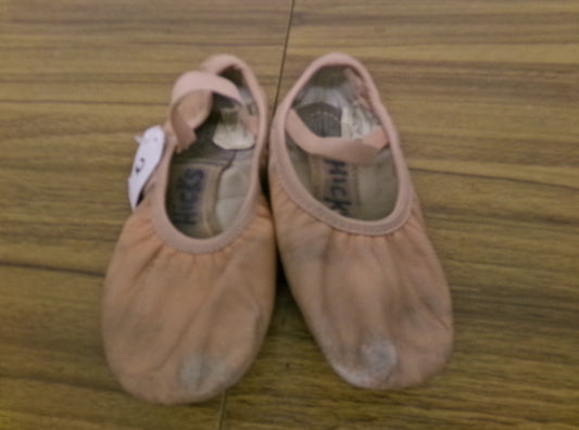 Pre-Owned Ballet Shoes Revolution Child 2M Leather Split Sole Stretch