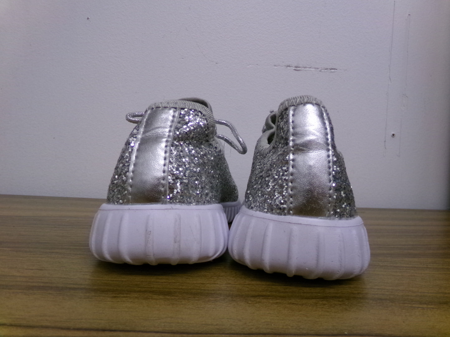 Pre-Owned Hip Hop Trainer by Weissman W350 Silver Sparkle 3M Kids