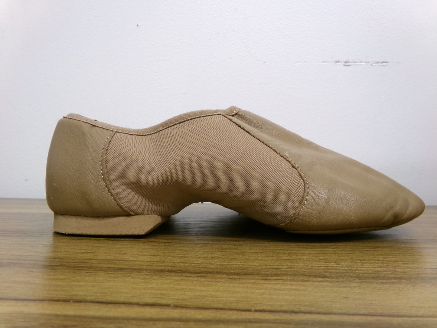 Pre-Owned Jazz Shoes Danz N Motion Tan 9158 Adult 9.5M Slip On Stretch Side