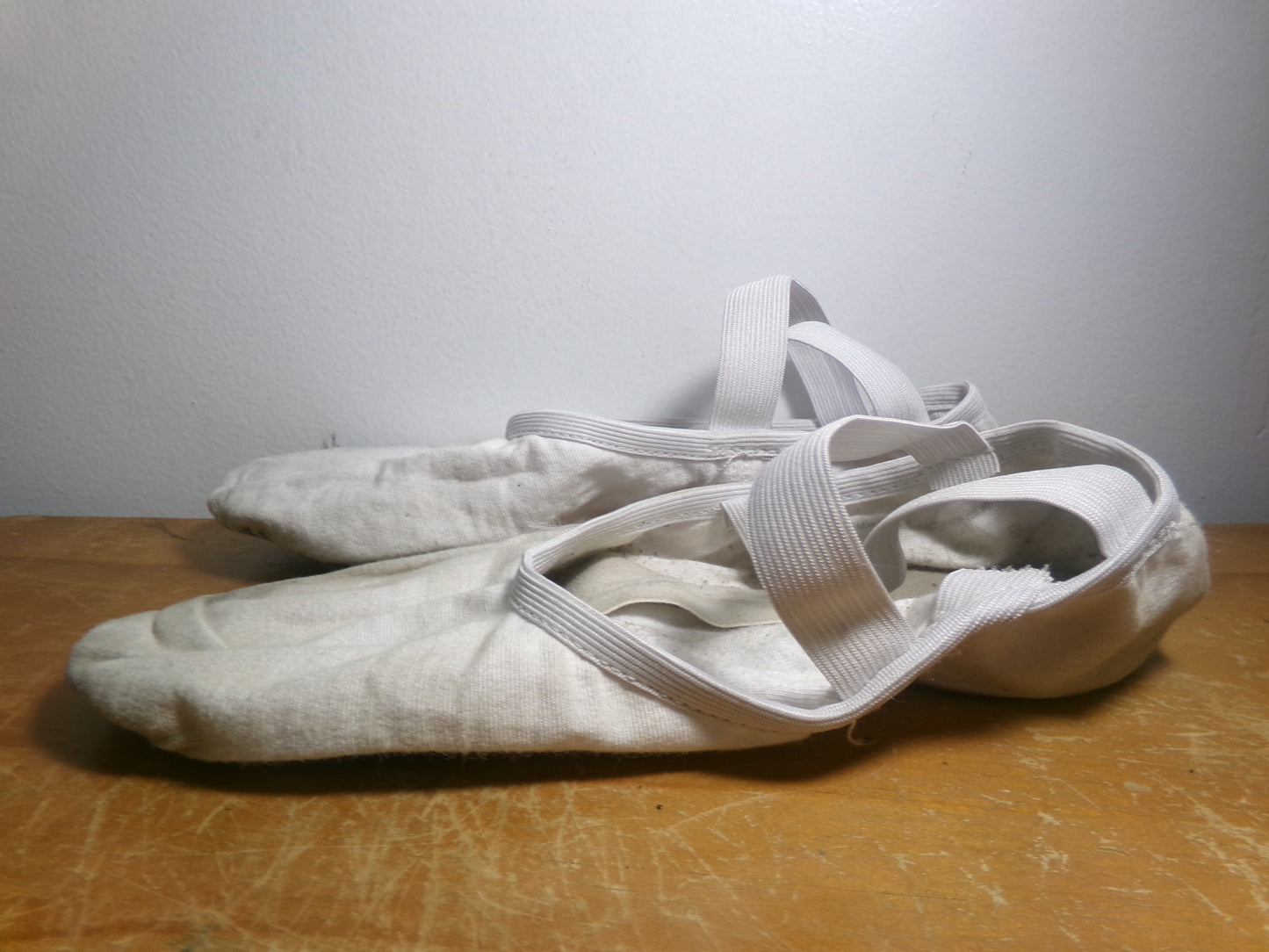 Pre-Owned Ballet Shoes So Danca SD16 White 9.5B Adult Canvas Crossing Straps Split Sole