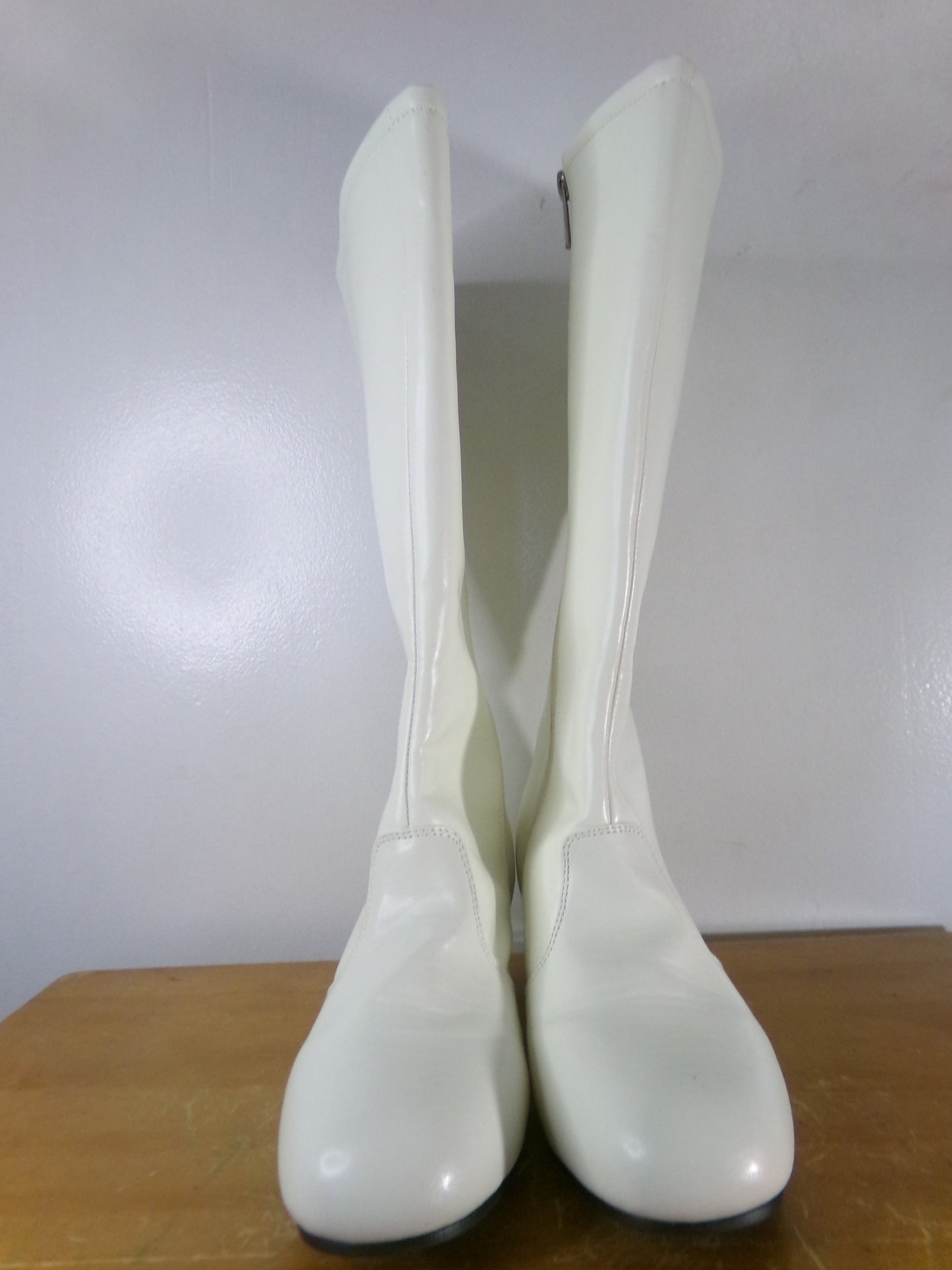 Pre-Owned Parade Band Shoes White 8M Danz N Motion Dolly 2' Heel Knee High Vinyl Pull-On Rubber Sole