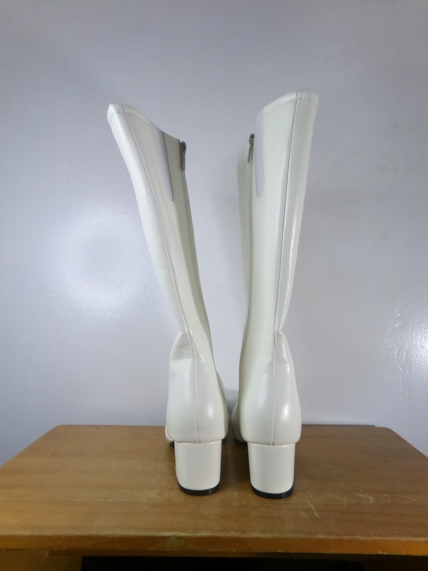 Pre-Owned Parade Band Shoes White 8M Danz N Motion Dolly 2' Heel Knee High Vinyl Pull-On Rubber Sole