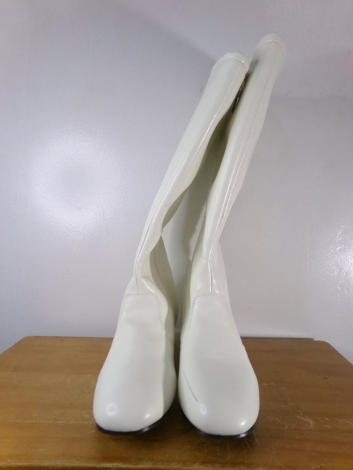 Pre-Owned Parade Band Shoes White 11M Danz N Motion Dolly 2' Heel Knee High Vinyl Pull-On Rubber Sole