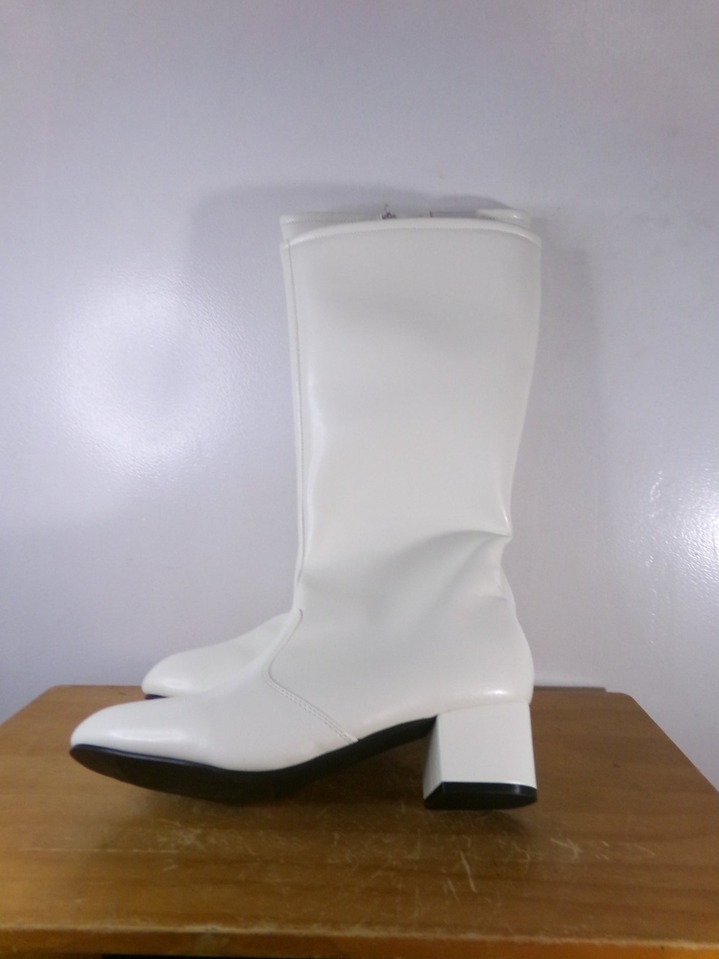 Pre-Owned Parade Band Shoes White 11M Danz N Motion Dolly 2' Heel Knee High Vinyl Pull-On Rubber Sole