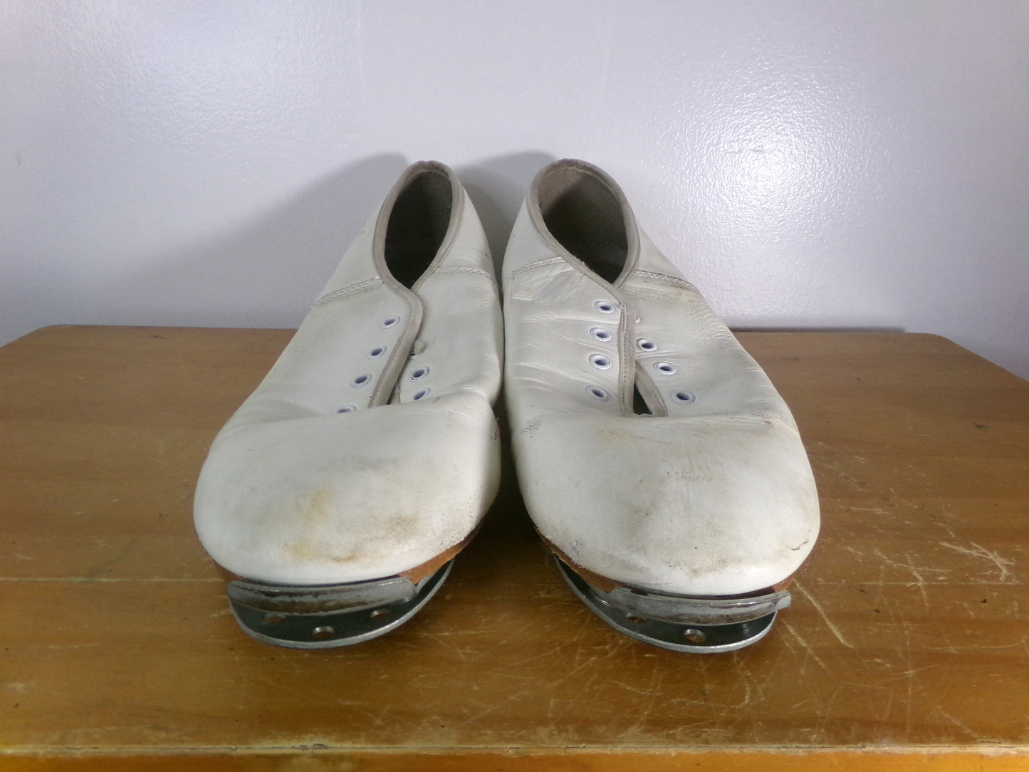 Pre-Owned Buck Clogging Shoes Steven Stompers 9.5M White Oxford Split Sole NEEDS LACES
