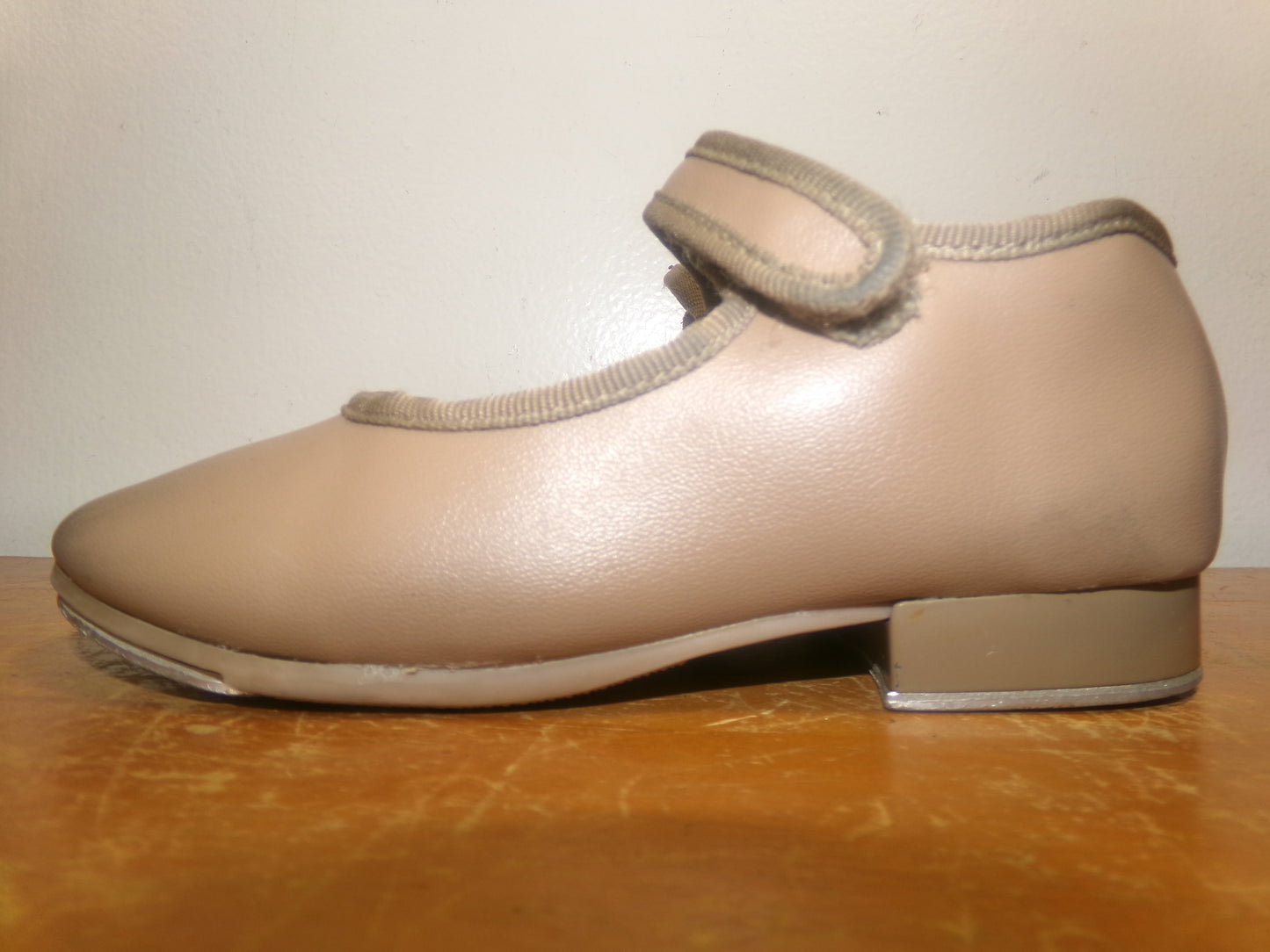 Pre-Owned Tap Shoes Danshuz 534 Girl's 9M Tan Mary Jane Easy Strap
