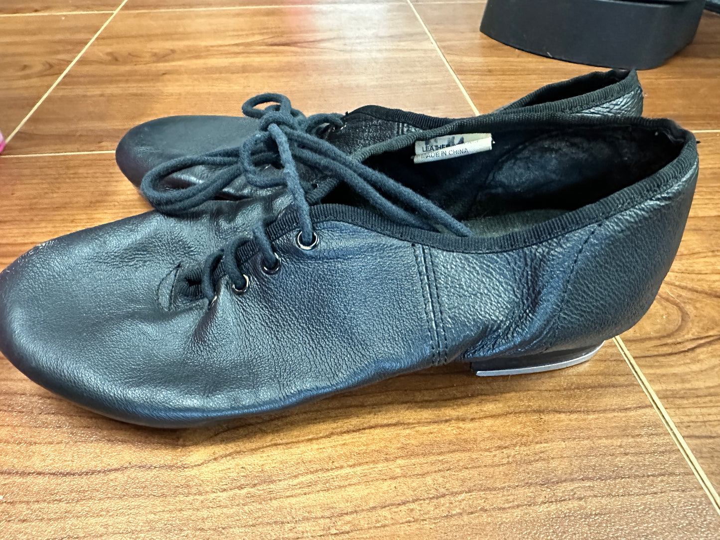 Pre-Owned Tap Shoes DanzNMotion Adult 7.5M Oxford Leather Black Split Sole