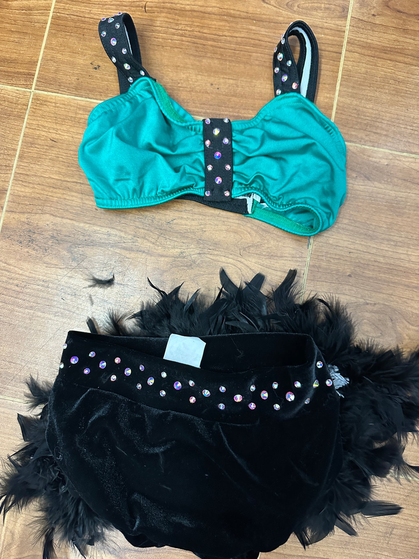 Pre-Owned 2pc Costume Kelle Large Child Green 2pc Feathers Jazz Stones