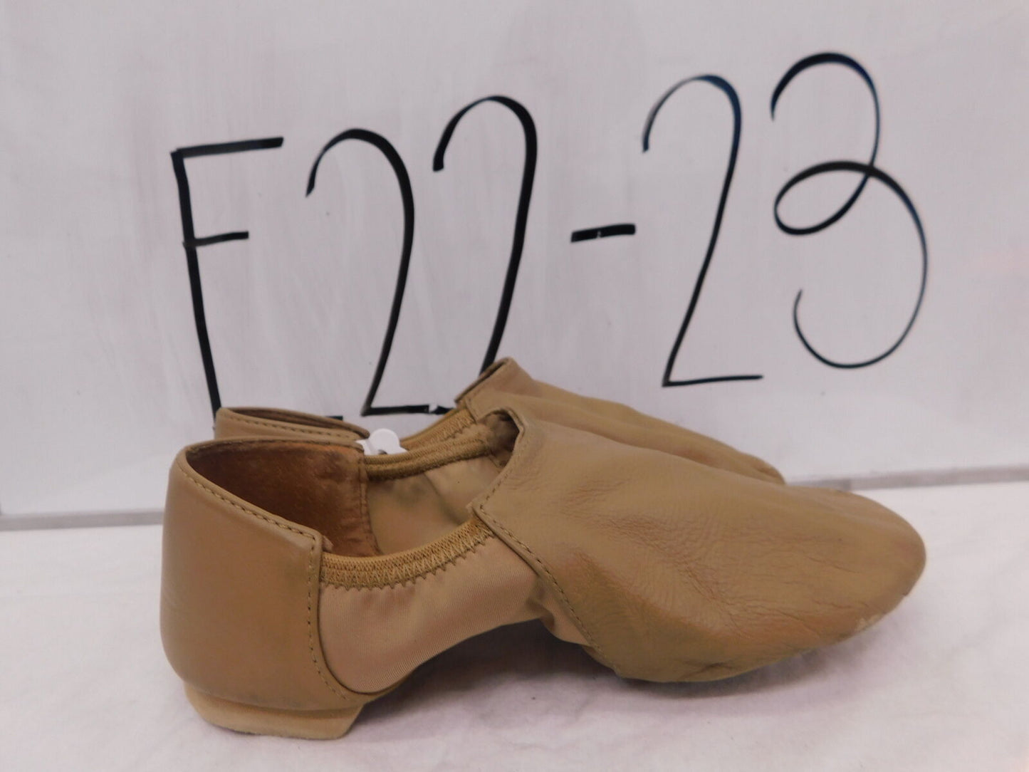 Pre-Owned Jazz Shoes Capezio Adult 5M  Leather Slip On