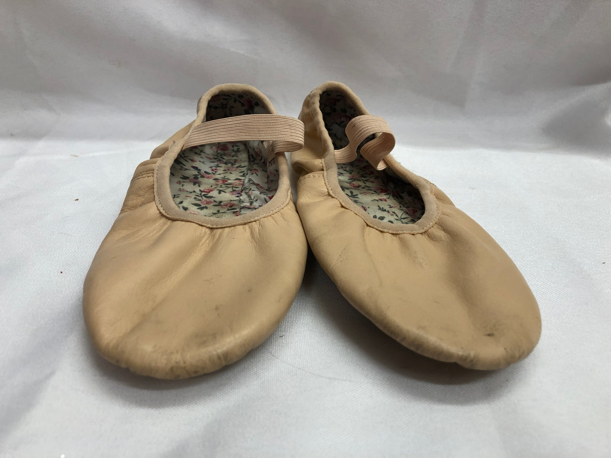Pre-Owned Ballet Shoes DanzNMotion Child 2M Leather Single Strap Full Sole