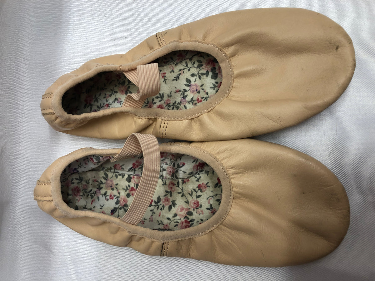 Pre-Owned Ballet Shoes DanzNMotion Child 2M Leather Single Strap Full Sole