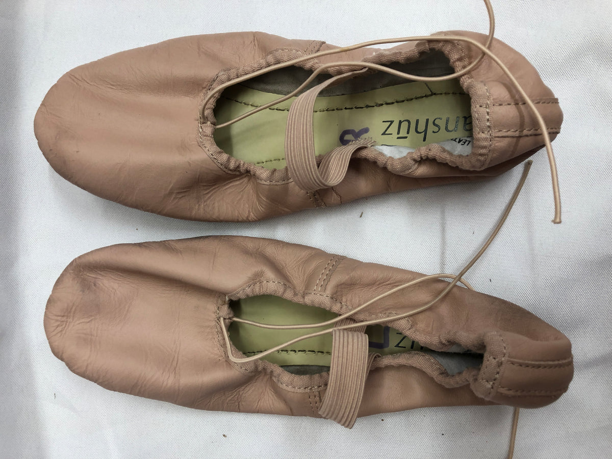 Pre-Owned Ballet Shoes DanzNMotion Adult 7W  Leather Single Strap Full Sole