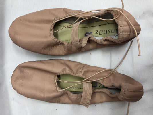 Pre-Owned Ballet Shoes DanzNMotion Adult 7W  Leather Single Strap Full Sole