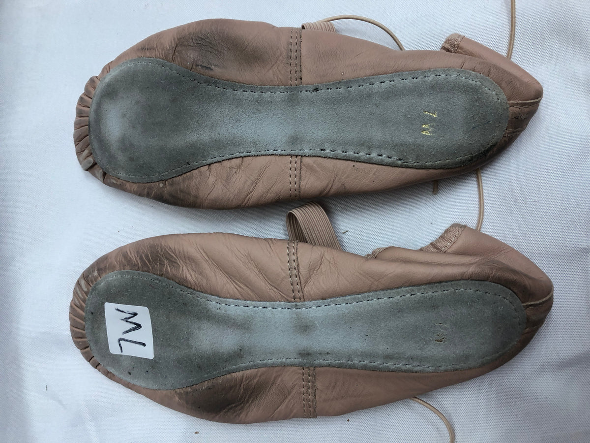 Pre-Owned Ballet Shoes DanzNMotion Adult 7W  Leather Single Strap Full Sole