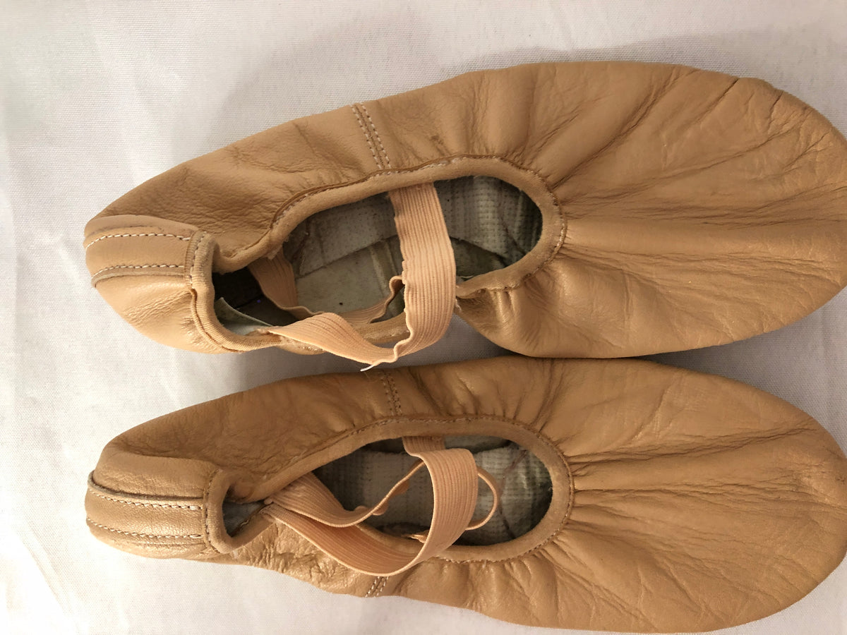 Pre-Owned Ballet Shoes Adult 8.5M Leather Split Sole Stretch Center