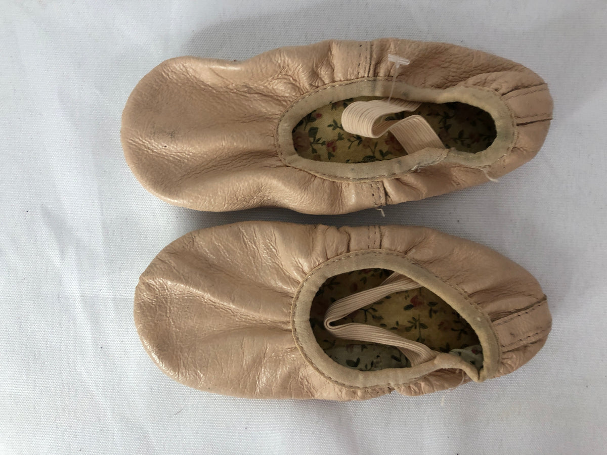 Pre-Owned Ballet Shoes DanzNMotion Child 8.5M Leather Single Strap Full Sole