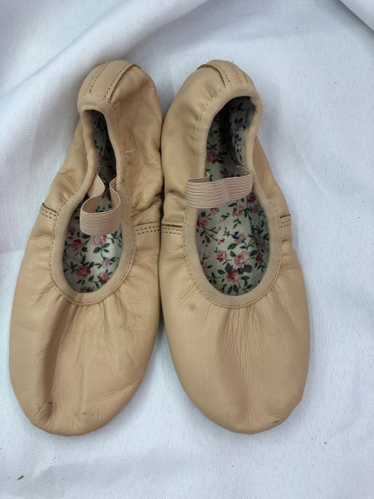 Pre-Owned Ballet Shoes DanzNMotion Child 2M Leather Single Strap Full Sole