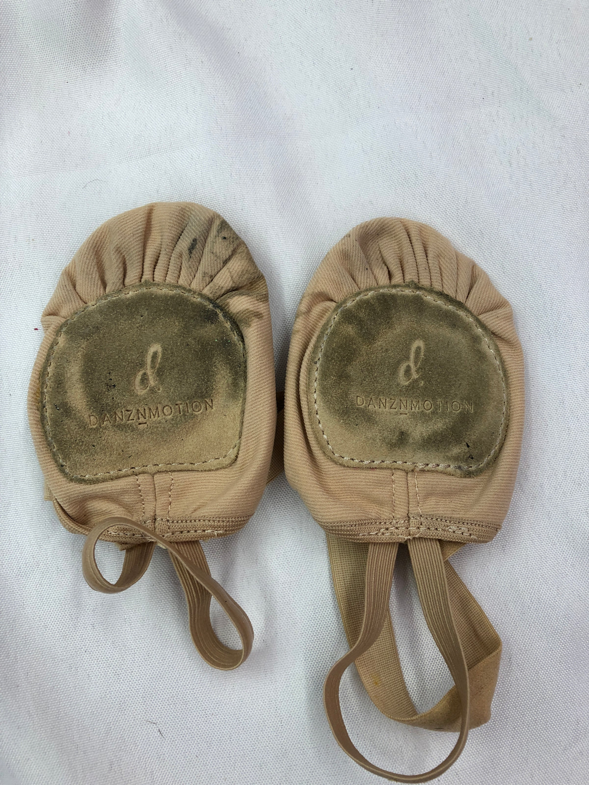 Pre-Owned Contemporary Shoes Adult XS Tan DanzNMotion Turner Stretch Canvas